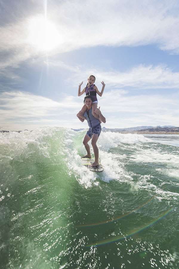 2019_Malibu_21MLX_Surfer_On_Shoulders