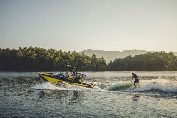 2019_Malibu_21VLX_Dad_Wakesurfing