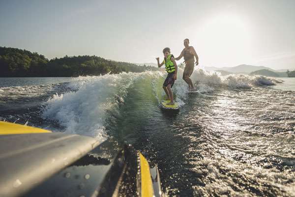 2019_Malibu_21VLX_Sharing_the_Wave