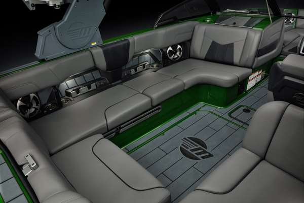 23_MXZ_Spacious_Cockpit_Seating